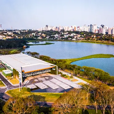 lago cercado por parque