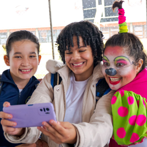 estudantes e palhaça tirando uma selfie