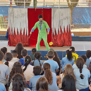 apresentação de palhaço diante da plateia de alunos